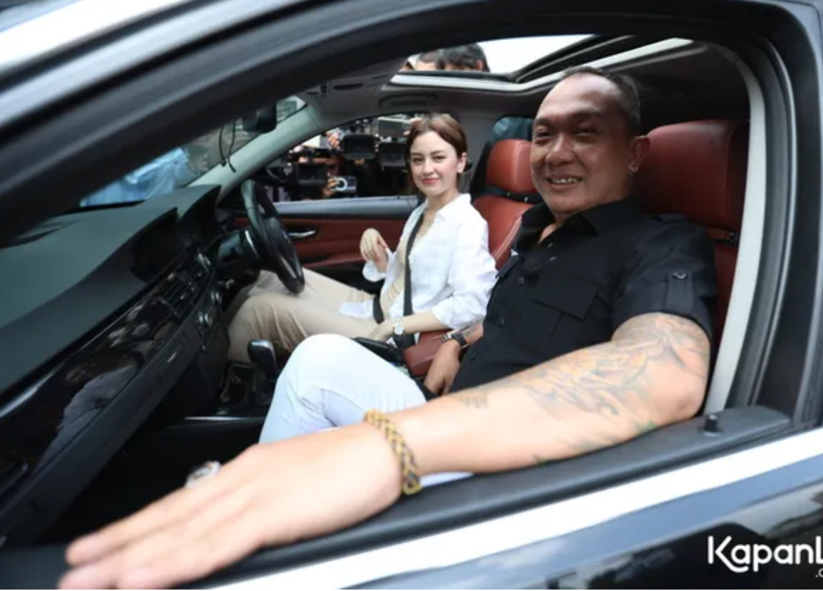 Potret Kimberly Ryder Jual Mobil BMW ke John LBF 180 Juta, Uang Cash Terpampang Nyata