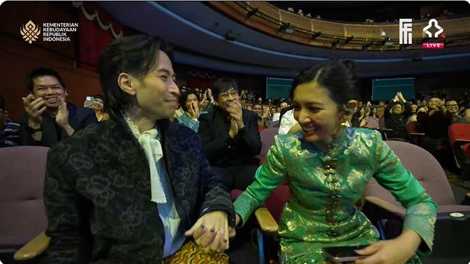 6 Potret Vidi Aldiano Temani Sheila Dara di FFI 2025, Terharu Istri Raih Piala Citra