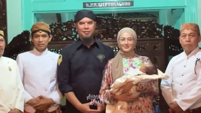 Resmi! Ahmad Dhani dan Mulan Jameela Adopsi Bayi Perempuan Bernama Siti Aminah
