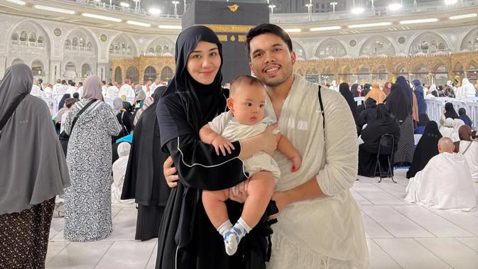 6 Potret Baby Arash Umrah di Usia 6 Bulan, Aaliyah & Thariq Ungkap Rasa Syukur