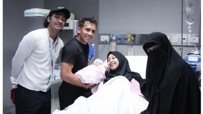 6 Potret Adiba Khanza Melahirkan Anak Pertama, Umi Pipik Resmi Timang Cucu