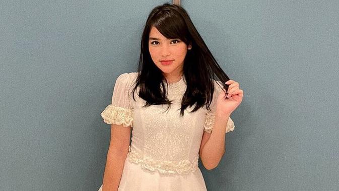 6 Potret Model Rambut Davina Karamoy Panjang Sebahu, Tampil Memukau dengan Poni